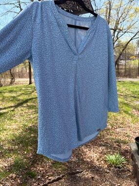 L.L. Bean Women's Light Blue Printed V-Neck Top. Med. Nice!